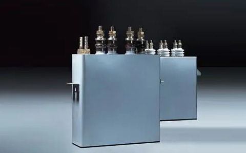 電容器在直流電路中起什么作用？