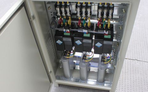 如何快速識別電容器組中有故障的低壓電容器？